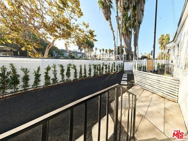 582 Venice Boulevard 2, Los Angeles, CA 90291
