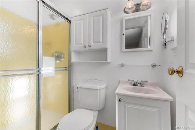 20 Alex Lane 2, Glen Cove, NY 11542