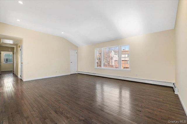 20 Alex Lane 2, Glen Cove, NY 11542