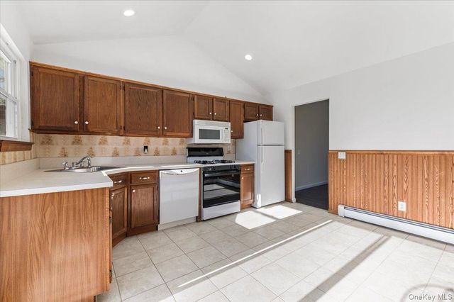 20 Alex Lane 2, Glen Cove, NY 11542