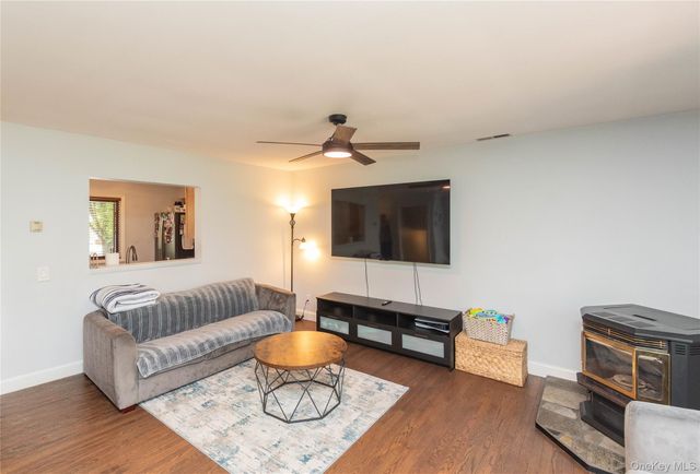 6605 Chelsea Cove Cove N, Hopewell Junction, NY 12533