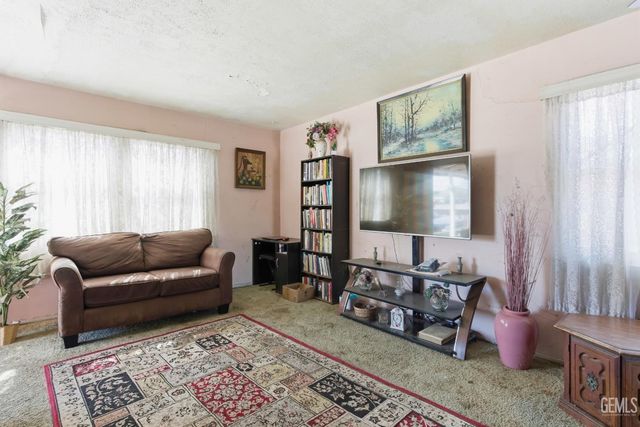 3318 Pioneer Drive, Bakersfield, CA 93306