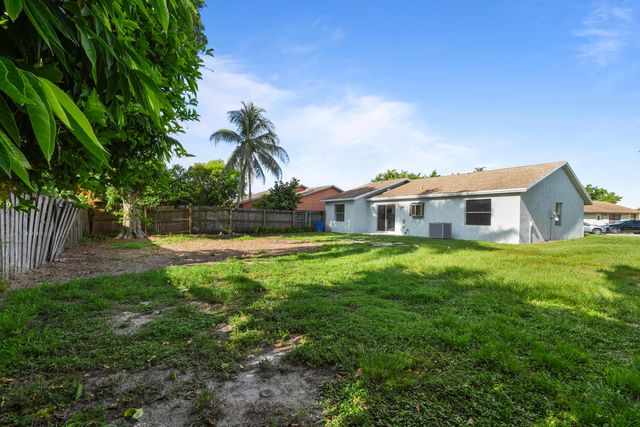 7406 Willow Spring Circle N, Boynton Beach, FL 33436