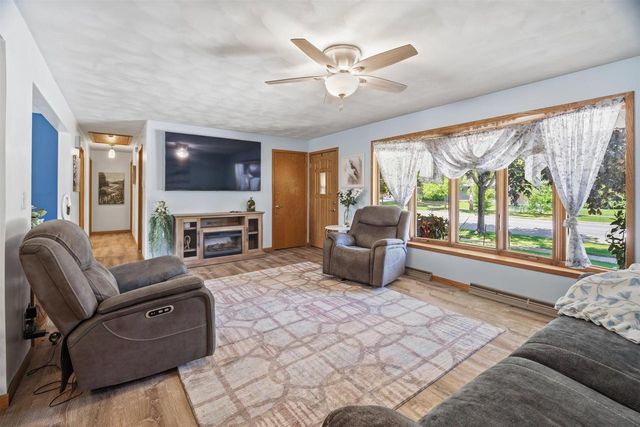 824 W CECIL STREET, Neenah, WI 54956