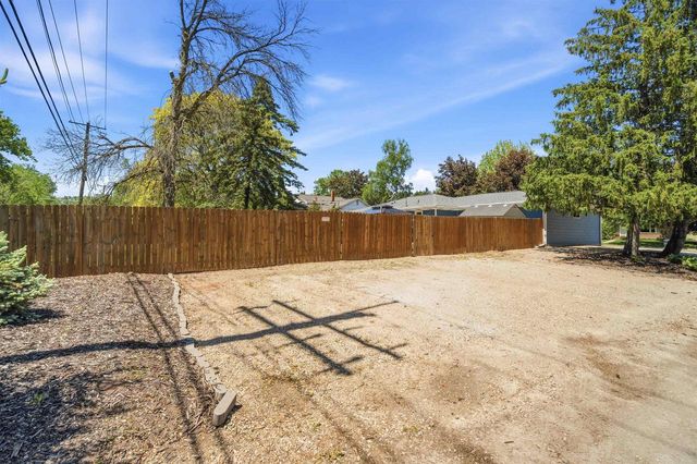 824 W CECIL STREET, Neenah, WI 54956