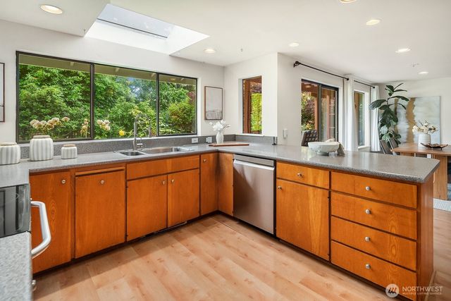 2958 72nd Avenue SE, Mercer Island, WA 98040