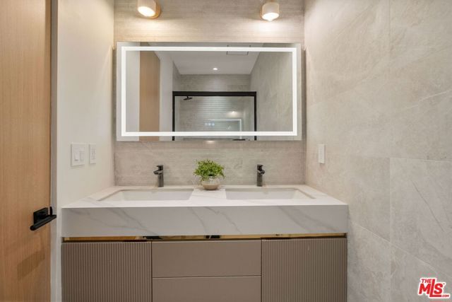 2725 Midvale Avenue, Los Angeles, CA 90064