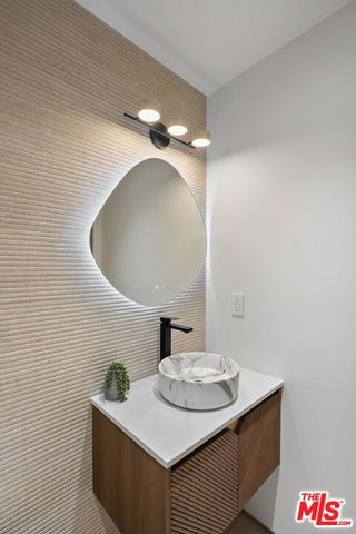 2725 Midvale Avenue, Los Angeles, CA 90064