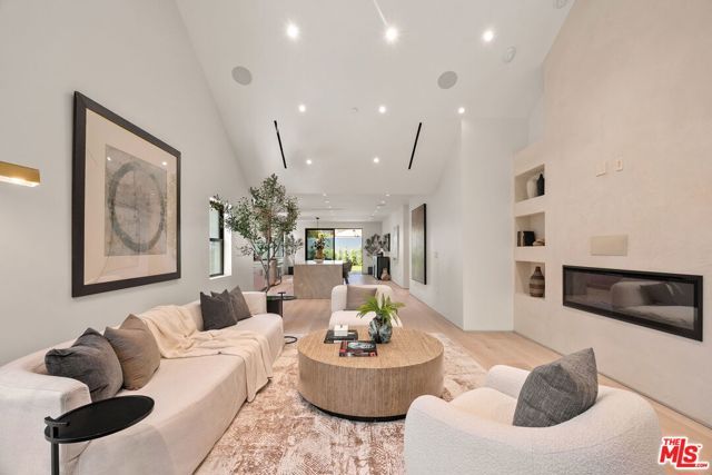 2725 Midvale Avenue, Los Angeles, CA 90064