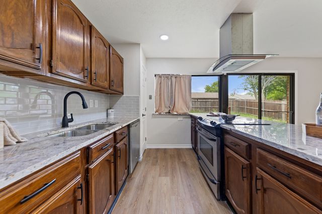 809 Levelland Drive, Arlington, TX 76017