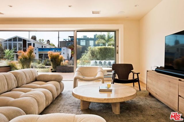 230 Carroll Canal, Venice, CA 90291