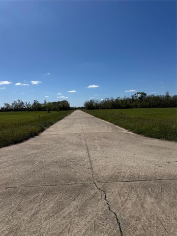 820 Chuckwagon Trail, Angleton, TX 77515