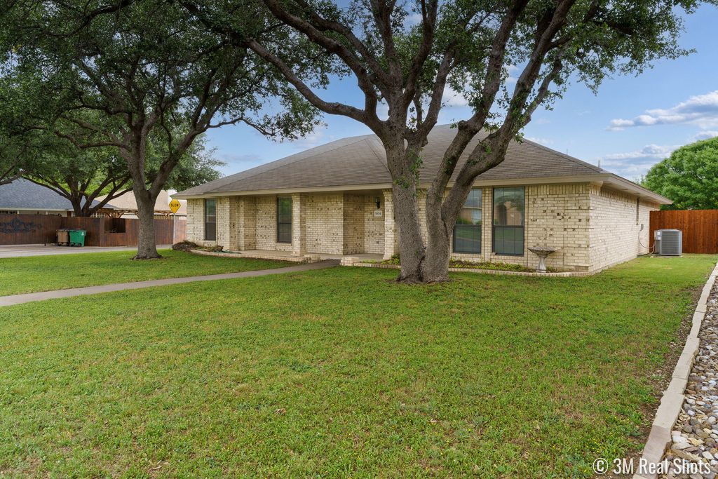 Image 2 of property listing at 5854 Hickorywood Drive, San Angelo, TX 76904