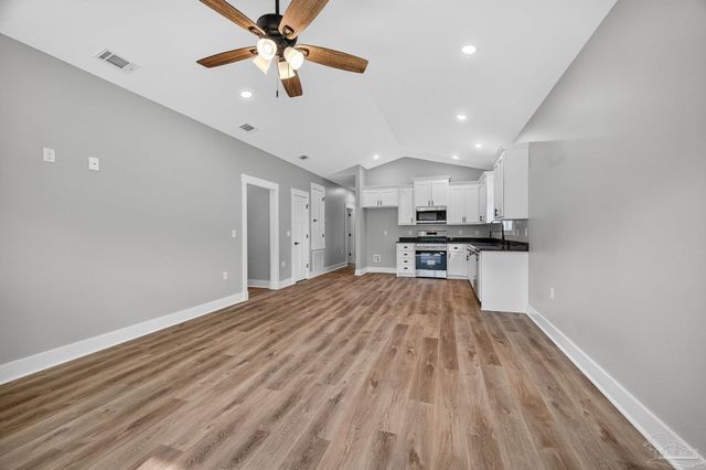 3011 N 15th Ave, Milton, FL 32583