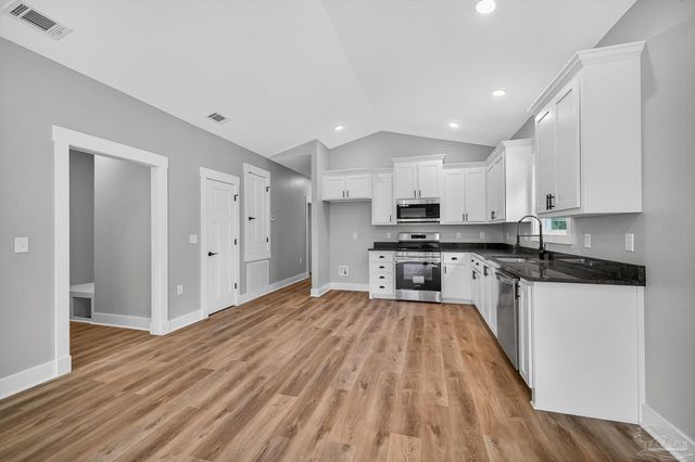 3011 N 15th Ave, Milton, FL 32583