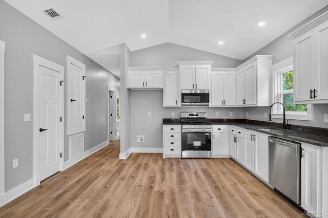 3011 N 15th Ave, Milton, FL 32583