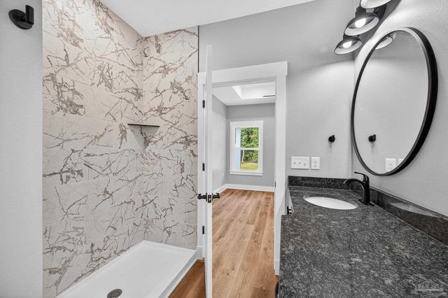 3011 N 15th Ave, Milton, FL 32583