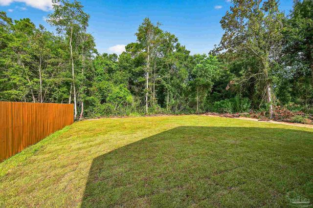 3011 N 15th Ave, Milton, FL 32583