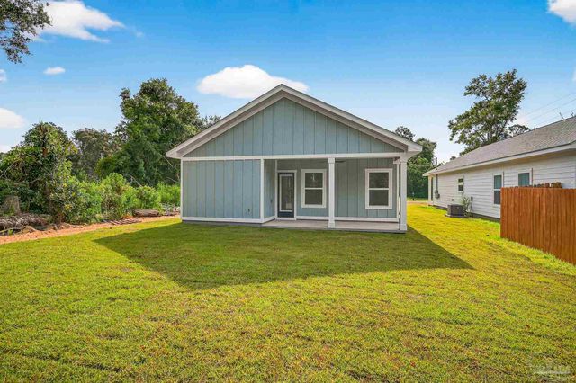 3011 N 15th Ave, Milton, FL 32583