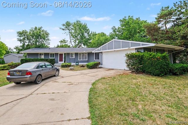 1034 Woodworth Drive, Grand Blanc, MI 48439