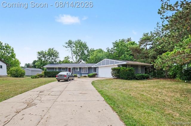 1034 Woodworth Drive, Grand Blanc, MI 48439