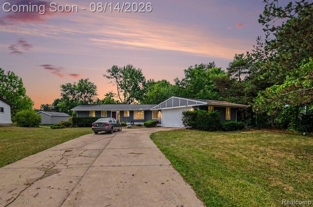 1034 Woodworth Drive, Grand Blanc, MI 48439