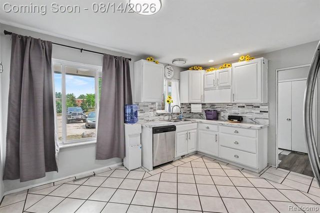 1034 Woodworth Drive, Grand Blanc, MI 48439