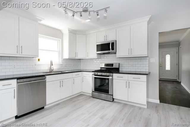 2716 Ardmore Avenue, Royal Oak, MI 48073