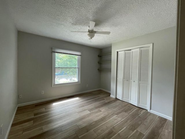 3859 S Hillcrest Avenue, Springfield, MO 65807