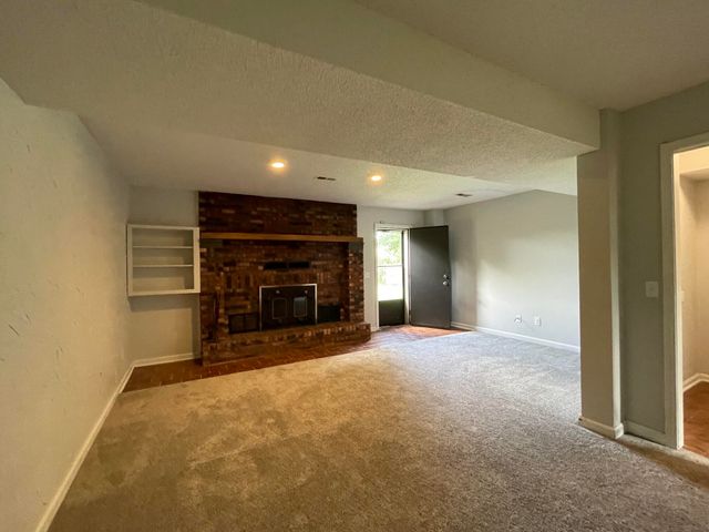 3859 S Hillcrest Avenue, Springfield, MO 65807