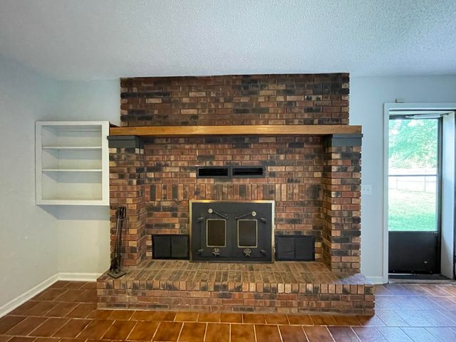 3859 S Hillcrest Avenue, Springfield, MO 65807