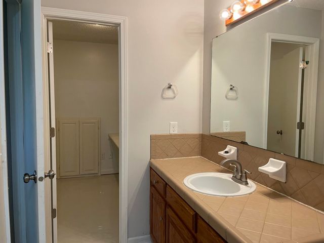 3859 S Hillcrest Avenue, Springfield, MO 65807