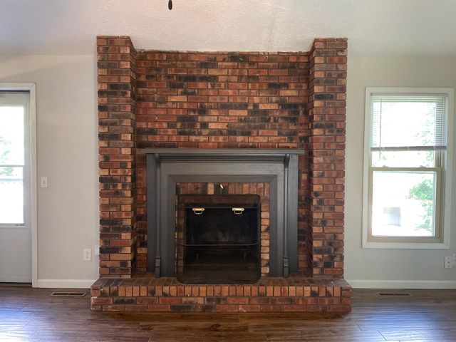 3859 S Hillcrest Avenue, Springfield, MO 65807
