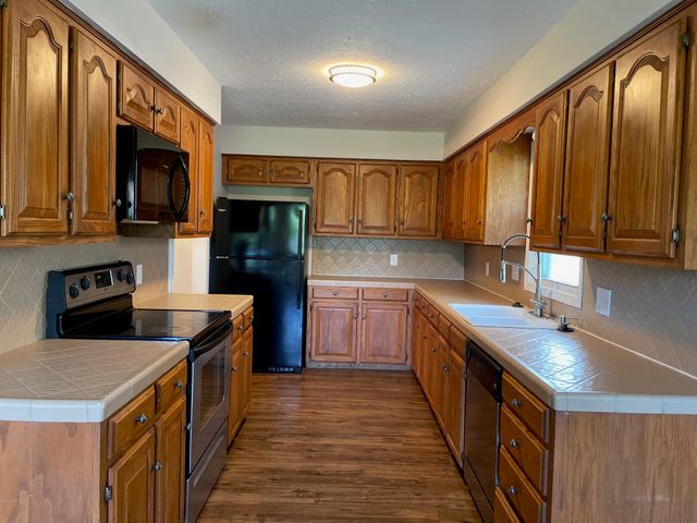 3859 S Hillcrest Avenue, Springfield, MO 65807