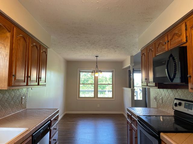 3859 S Hillcrest Avenue, Springfield, MO 65807