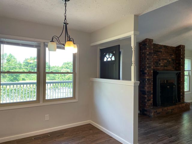 3859 S Hillcrest Avenue, Springfield, MO 65807