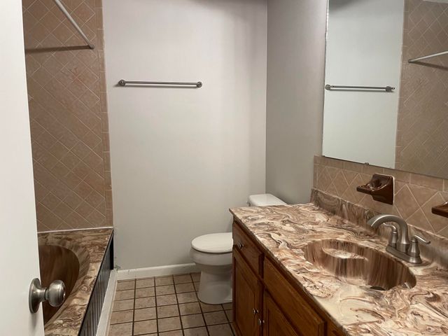 3859 S Hillcrest Avenue, Springfield, MO 65807