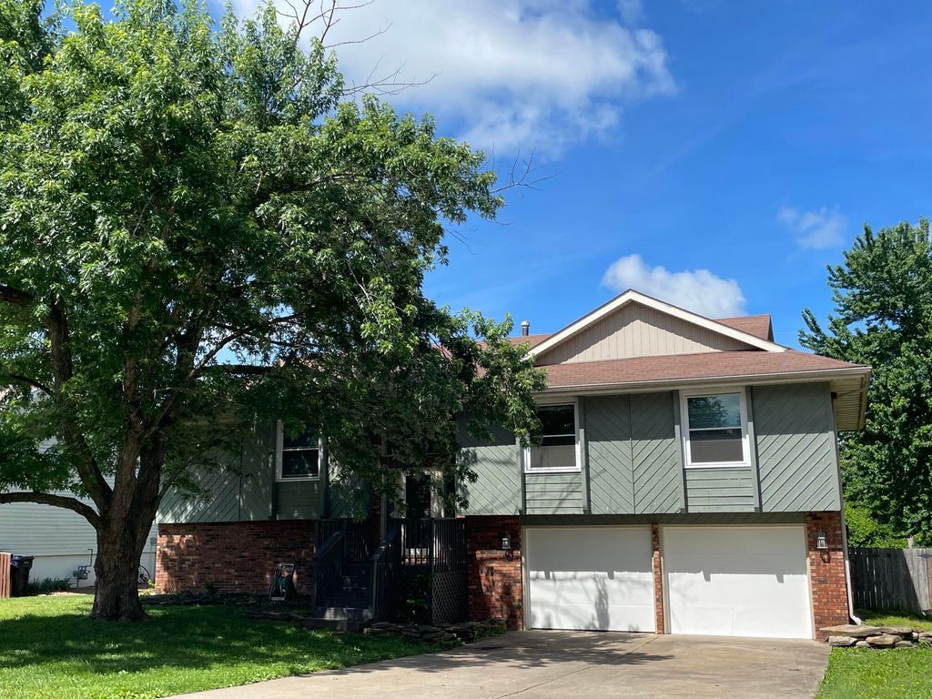 3859 S Hillcrest Avenue, Springfield, MO 65807