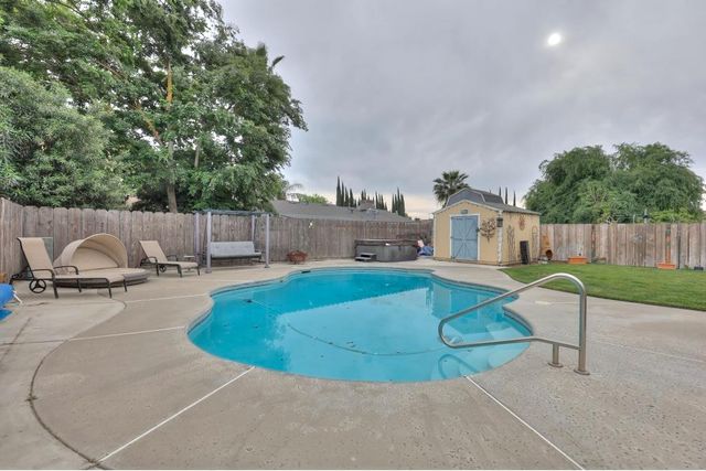 2820 Glasgow Dr, Ceres, CA 95307