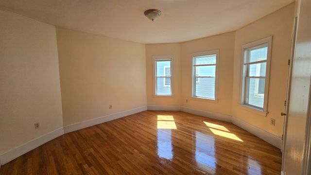 25 Angell 3, Boston, MA 02124
