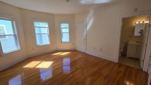 25 Angell 3, Boston, MA 02124