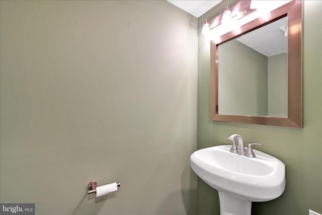 139 W BROAD ST, New Holland, PA 17557