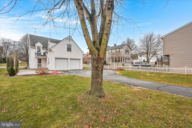 139 W BROAD ST, New Holland, PA 17557