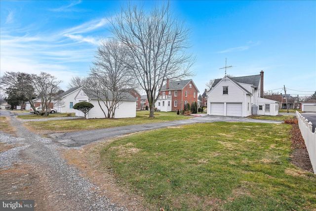 139 W BROAD ST, New Holland, PA 17557