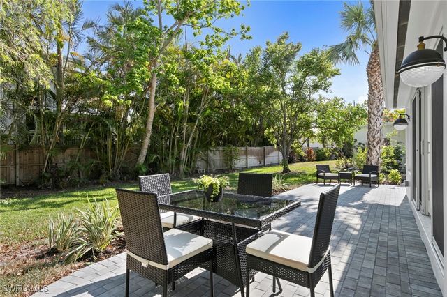 17 Knights Bridge RD, Naples, FL 34112