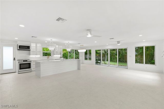 17 Knights Bridge RD, Naples, FL 34112