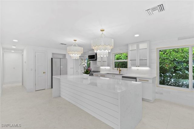 17 Knights Bridge RD, Naples, FL 34112