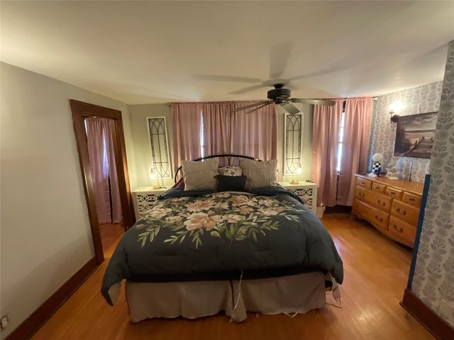 111 S 4th Avenue E, Newton, IA 50208