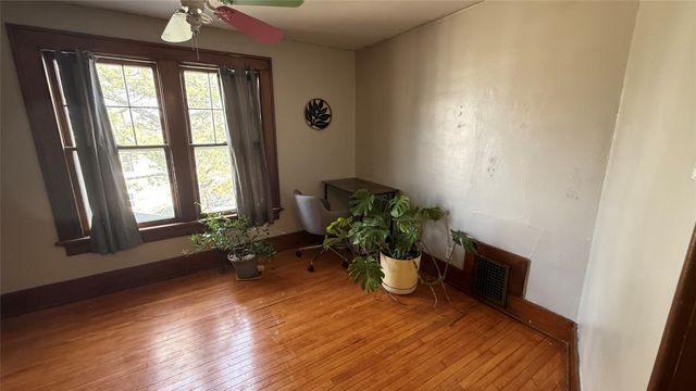 111 S 4th Avenue E, Newton, IA 50208