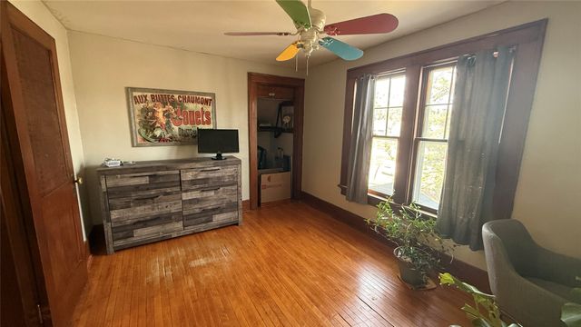 111 S 4th Avenue E, Newton, IA 50208